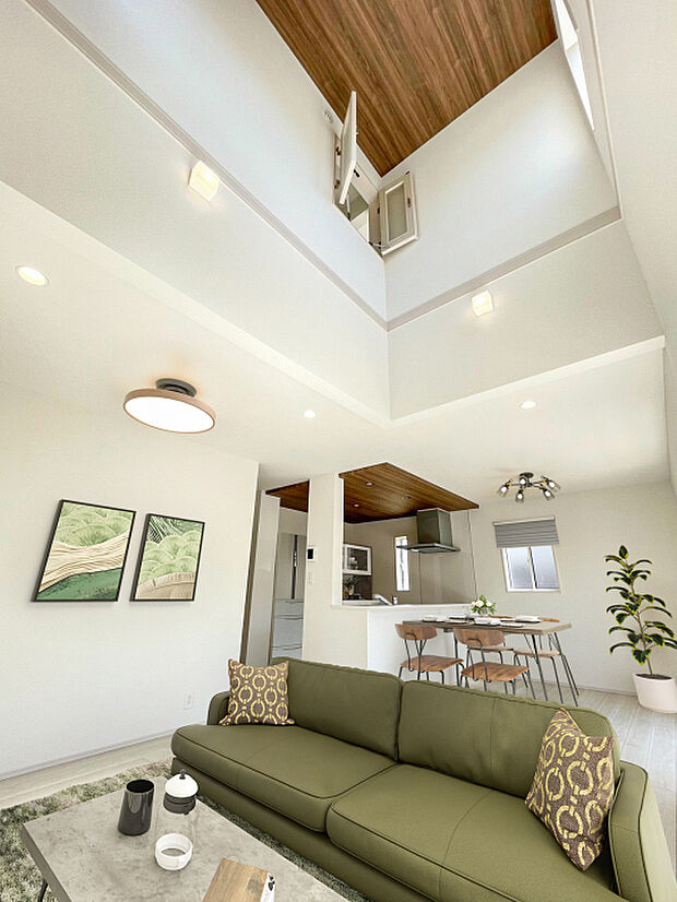 吹抜天井にアクセントクロスを採用し、デザインにもこだわったリビング（※家具等をCGで加工しています。家具付き販売ではございません。） 　