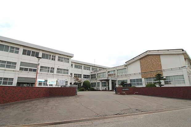 愛西市立佐織西中学校（約2,100m）