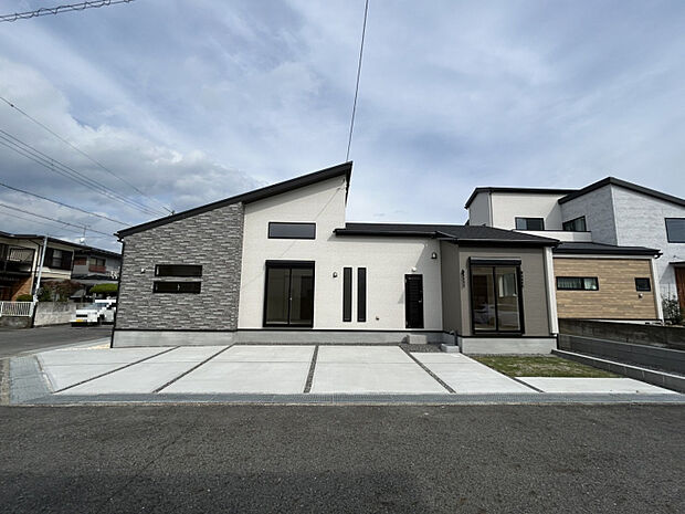 【現地外観】2025.11.2撮影カースペース並列3台可能！（※車種による）　