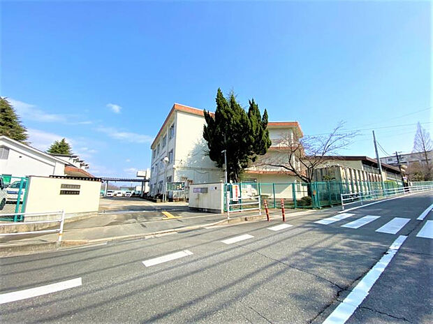 奈良市立鳥見小学校(約685m)