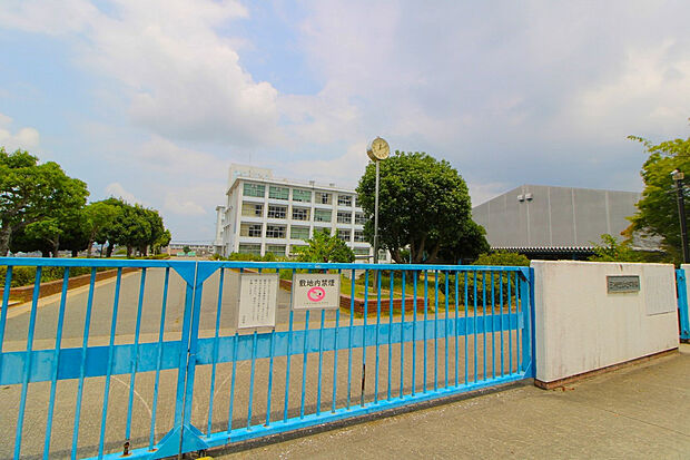 市立緑が丘中学校(約800m)