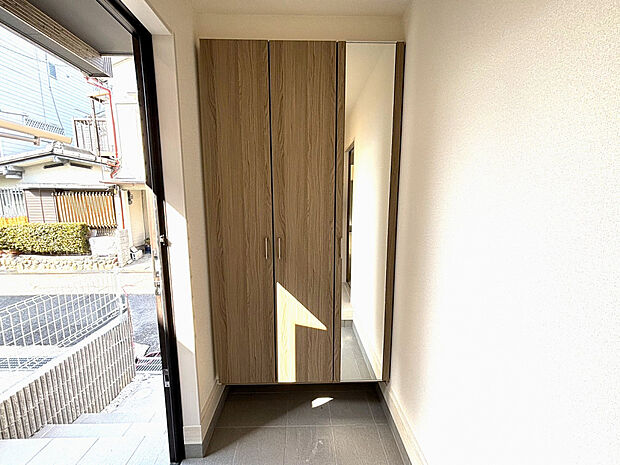 【シューズボックス】鏡付きのシューズボックスです。土間は広く確保し余裕のある空間です！
