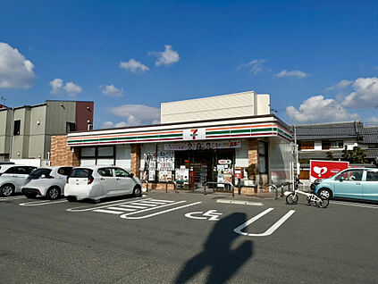 セブンイレブン香芝西真美店 195m
