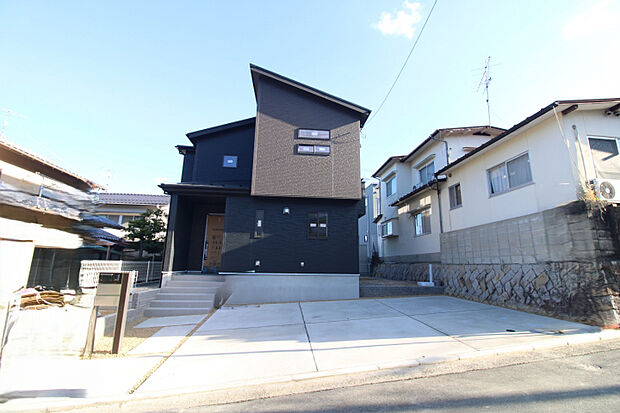 前面道路から見た外観