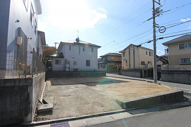 前面道路から見た宅地　