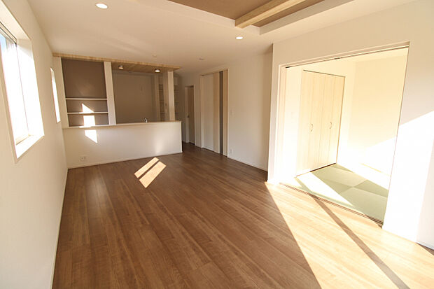 リビングダイニング　明るく広々としたリビングです！