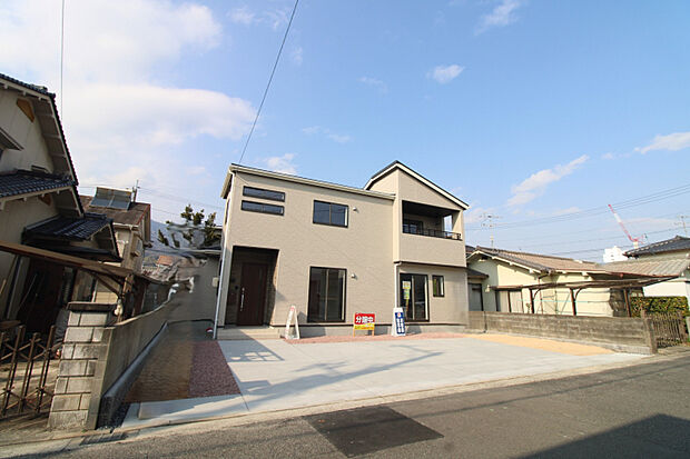 前面道路から見た外観　