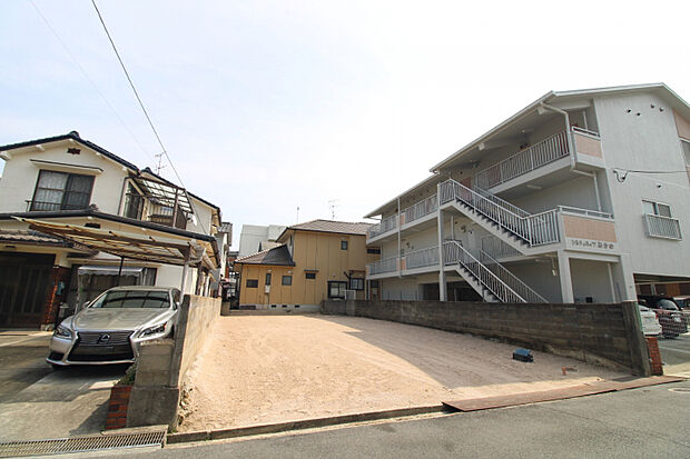 前面道路から見た宅地　