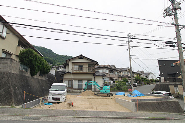 前面道路から見た宅地　