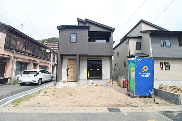 前面道路から見た外観