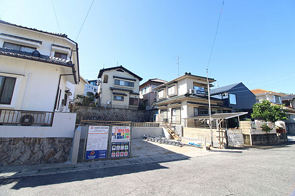 前面道路から見た宅地　