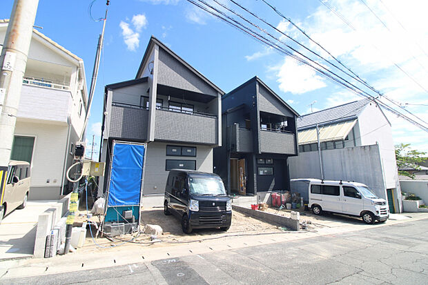 前面道路から見た外観