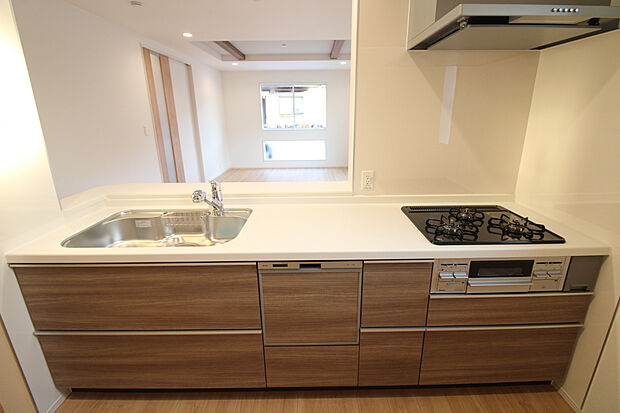 【キッチン】キッチンには、同時調理可能な【3口ガスコンロ】、家事の時間短縮に便利な【食洗機】と機能が充実です!