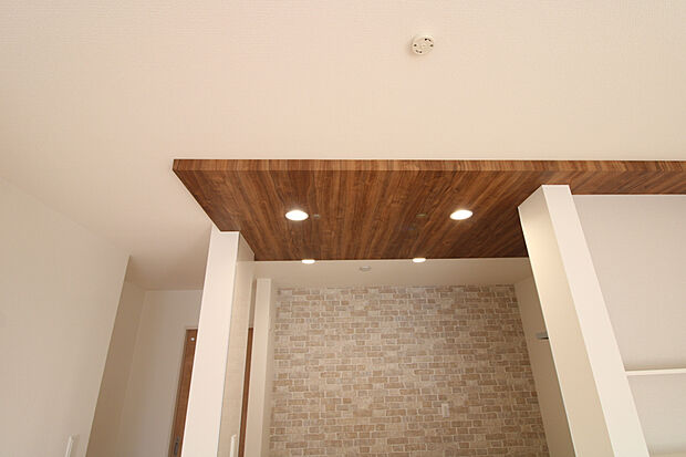 【ポップアップ天井】リビングとキッチンの空間の区別化に！折上天井含めて、天井の高低差でメリハリを演出！