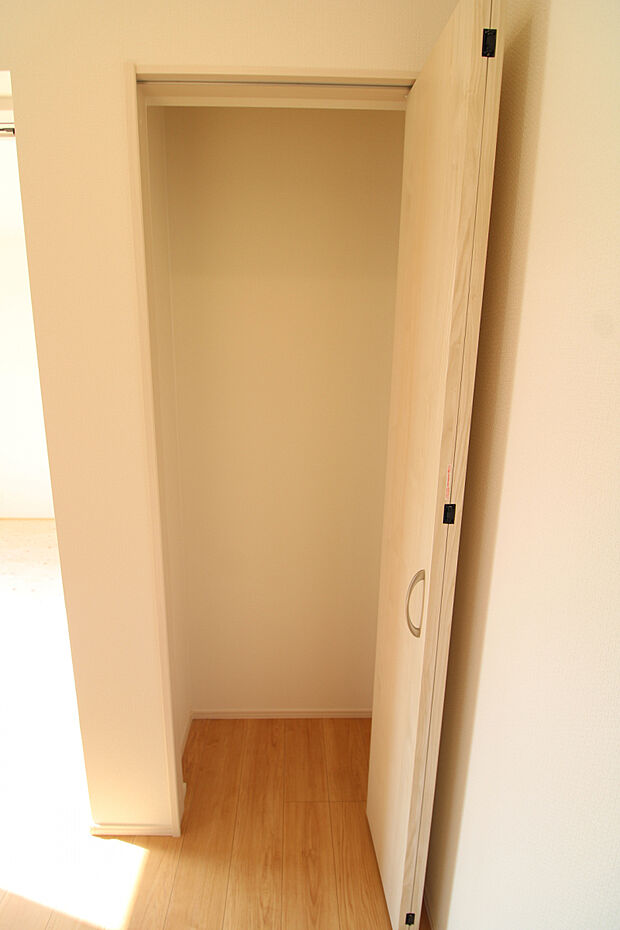 【リビング収納】清掃用品などの収納に便利です!