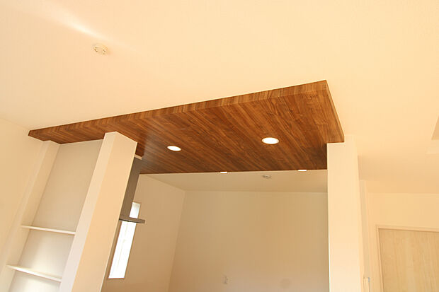 【ポップアップ天井】リビングとキッチンの空間の区別化に！折上天井含めて、天井の高低差でメリハリを演出！