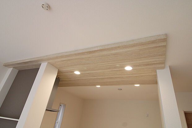 【ポップアップ天井】リビングとキッチンの空間の区別化に！折上天井含めて、天井の高低差でメリハリを演出！