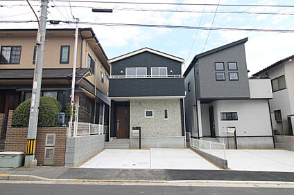 前面道路から見た外観