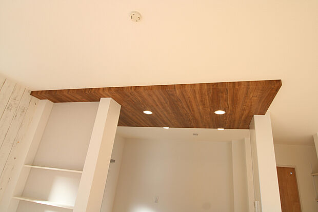 【ポップアップ天井】リビングとキッチンの空間の区別化に!折上天井含めて、天井の高低差でメリハリを演出!