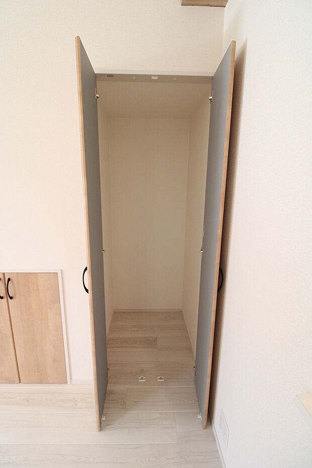 【リビング収納】清掃用品などの収納に便利です！