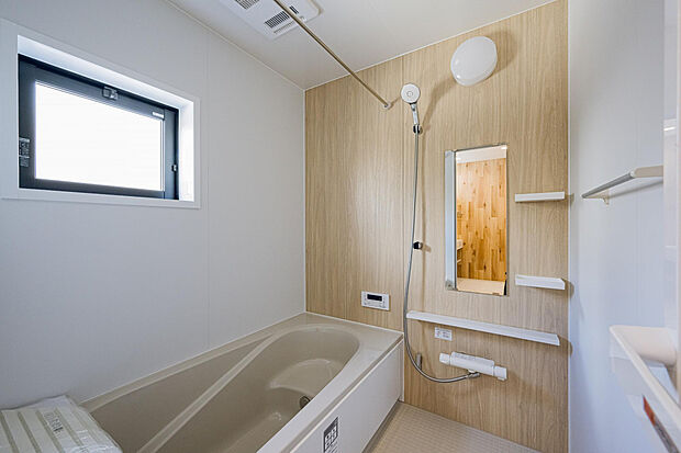 【浴室　】1坪タイプオートバス採用！※水栓もワンタッチ式。暖房・乾燥・換気システム標準設置。