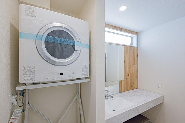 【洗面室　】ガス衣類乾燥機標準設置。リース設置ではないので、毎月のガス料金にガス乾燥機の代金が上乗せされることはありません。