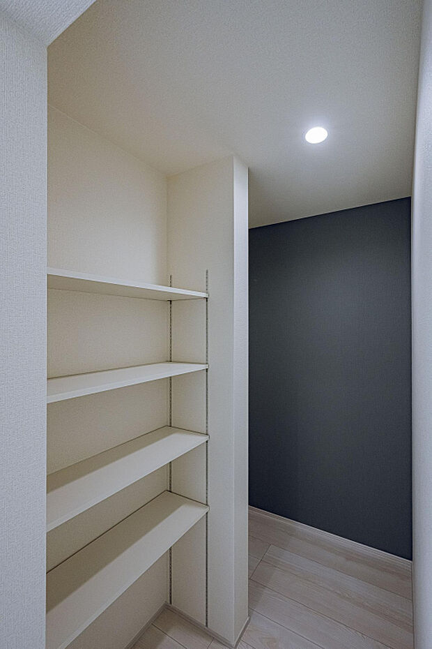 【1号棟:1.5帖ファミリークローク】掃除用具や日用品、趣味のものなど、散らかりがちな小物など収納。