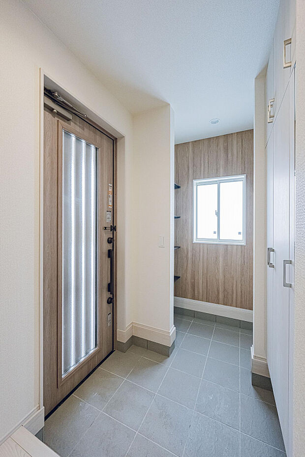 【1号棟:玄関】玄関には大きめの玄関収納とその下のスペースも収納として使えます。