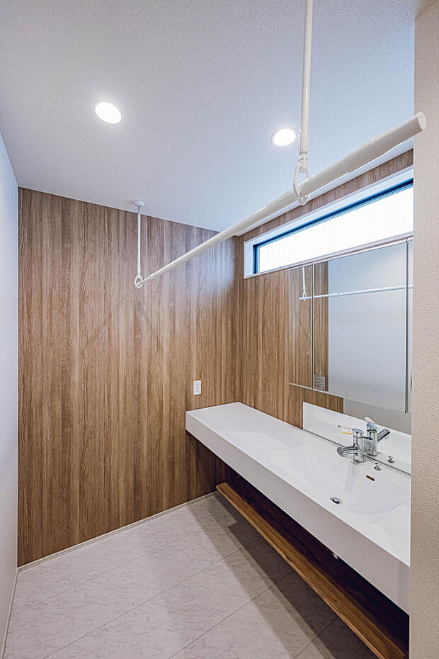 【1号棟:洗面室】　 カゴボックスなどのアイテムを採り入れて、ディスプレイを楽しみながら、おしゃれに収納できます。