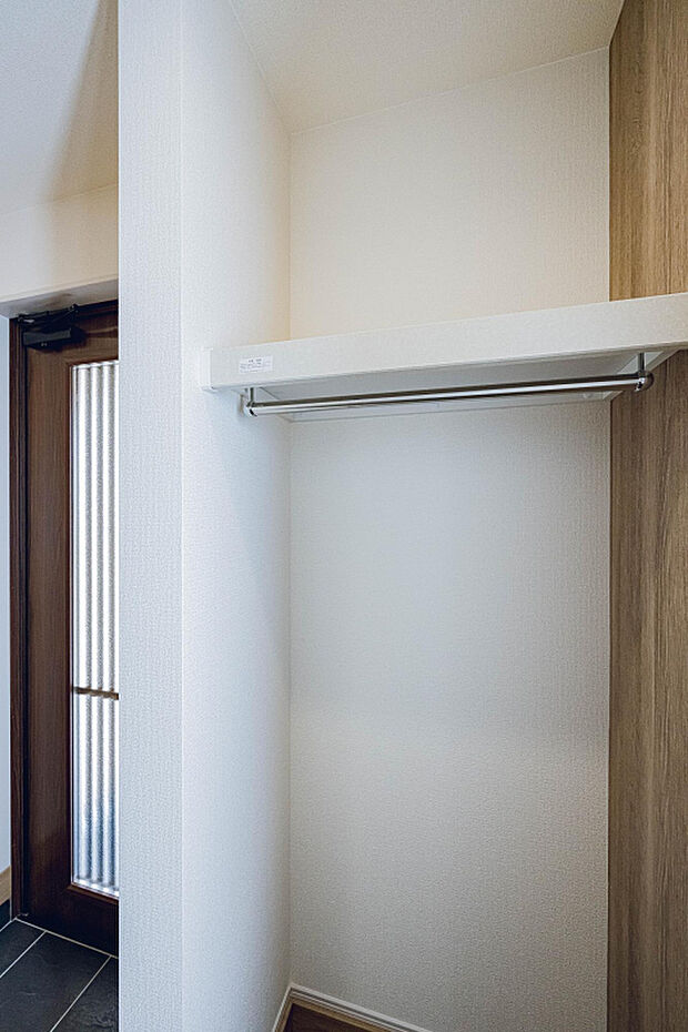 【2号棟:玄関】ハンガーパイプが設置しました。