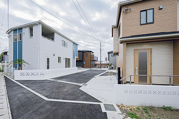 【外観】分譲住宅としての計画性を活かし、美しい街並みを描く外観デザインです。