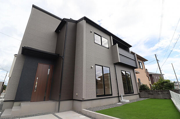 【外観写真/3号棟】　周囲の環境に馴染む落ち着いた外観デザイン。植物の水やりや庭掃除の際に重宝する水栓付きです。