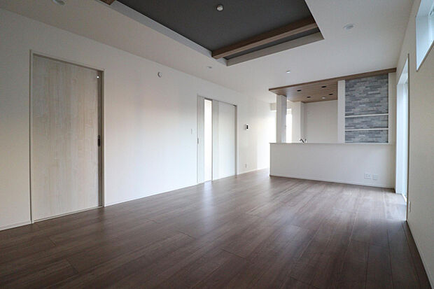 (2)号棟LDK -18帖のLDK-ご家族との会話が弾む対面式キッチンを採用!