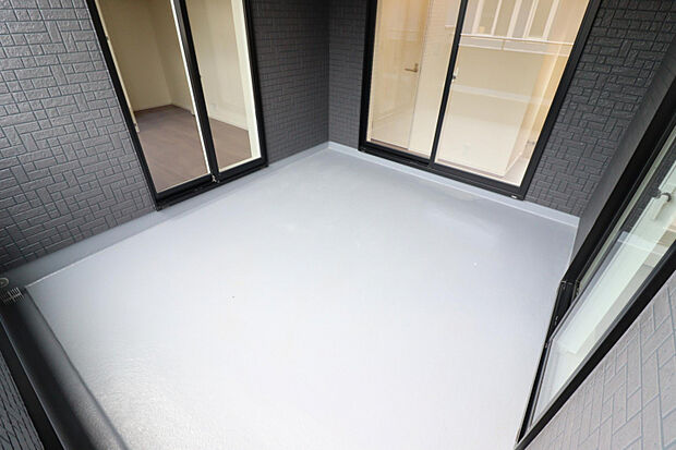 【インナーバルコニー】 廊下と洋室2部屋から出入りができ、洗濯物の天日干しがスムーズに行えます。テラスのようなリラックススペースとしても使用することができそうです。