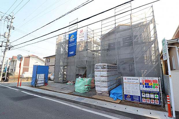 【上棟写真/左2号棟:右1号棟】　商業施設が身近に充実する中区東川原エリア◎敷地面積36坪超の「3LDK」新築戸建が誕生します。並列駐車可能な2台分のカースペース付き（車種による）。