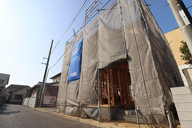 【上棟写真】　制震ダンパー×耐震等級3取得！将来を見据え、永く快適に暮らせる長期優良住宅です。室内には、食器洗乾燥機や浴室乾燥機など、暮らしをサポートしてくれる設備を標準搭載しています。