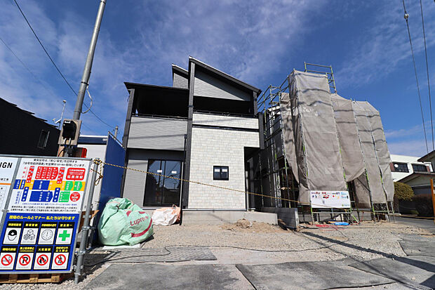 【外観写真:左(1)号棟/右(2)号棟】 南道路に面した全2棟!土地面積44坪超、「3~4LDK」のオール電化住宅。全居室2面採光&インナーバルコニー付きで、心地よい風を感じられる明るい住まいです。