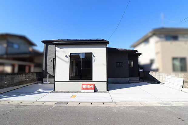 【外観写真】 限定1邸!太陽光パネル搭載の「3LDK」平屋住宅が誕生します。59坪超の広々とした敷地に、3台駐車可能なカースペースを確保しています(車種による)。