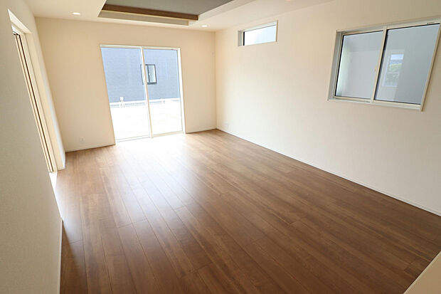 【【LDK/2号棟】】南・西側に窓を設けた2面採光◎LDKの南側は庭スペースに面しています。