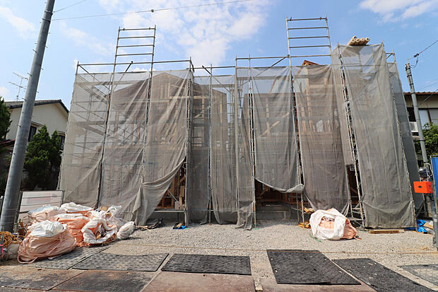 【【現地写真（左1号棟、右2号棟）】】異なる間取り、外観デザインの全2棟が誕生！家事・生活動線に配慮した暮らしやすい間取りが魅力です。ご家族構成やライフスタイルにあわせて、お好みの一邸をお選びください。