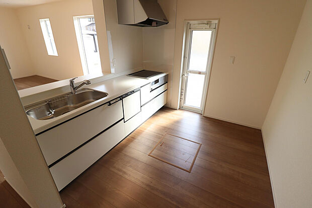 【キッチン】キッチンに勝手口を採用し、家事動線を増やした設計！