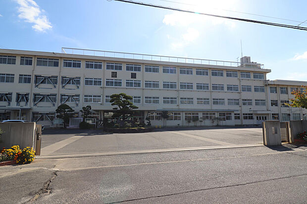 幡多小学校（約1,200m）