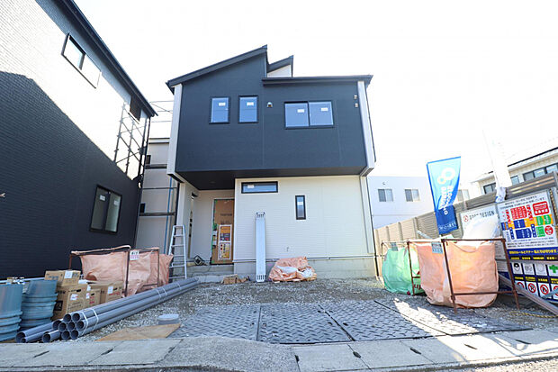 【(1)号棟外観】穏やかな暮らしが叶う北区平田エリアに全3棟の新築戸建が誕生。全棟、2台分(車種による)のカースペースを確保し、豊かなカーライフも満喫できます。