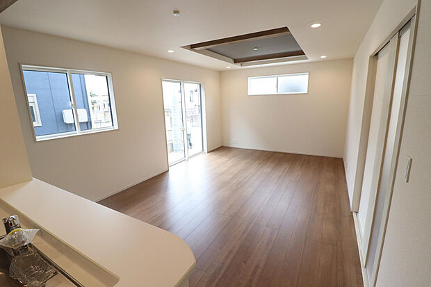 【【LDK】】キッチン側から見たLD部分です。仕切りを最小限に抑えているため、明るく開放的◎調理をしながら、ご家族の様子を伺うことができる対面仕様です。