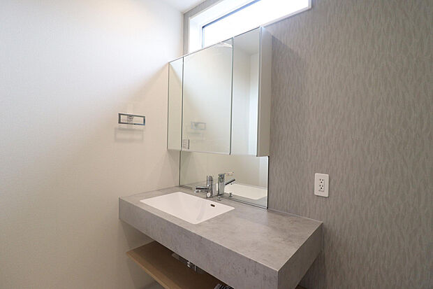 【【洗面化粧台】】清潔感を保ちやすいフルフラットな洗面化粧台。洗練されたデザインが魅力のスマートサニタリーを採用しており、おしゃれで快適な洗面空間を実現しました。