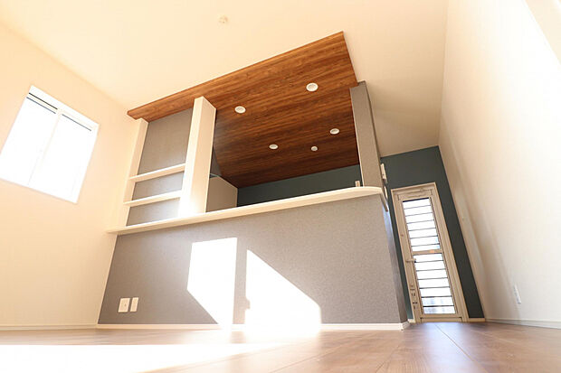 【【キッチン】】リビングをすっきりと見渡せる対面式キッチン。ご家族との会話を楽しみながら家事をすることができます。キッチン天井には木目調のポップアップ天井を採用し、空間のアクセントに◎