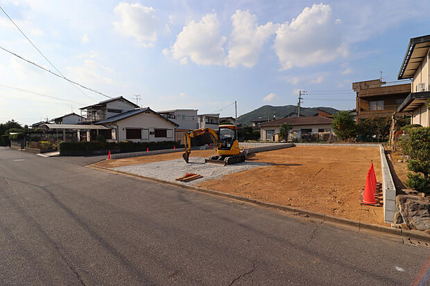 【【現地写真】】土地面積50坪超のゆとりある広さ。LDKは17.0帖超、一体利用可能な洋室が隣接しています。ご家族と会話を楽しみながら調理可能な対面式キッチンを採用しています。