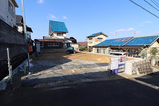 【【現地写真】】並列駐車可能な2台分のカースペース付きです（車種による）。前面道路は東側幅員約4.2m。アスファルト舗装された道路に面しており、お車の出入庫もスムーズに行えます。