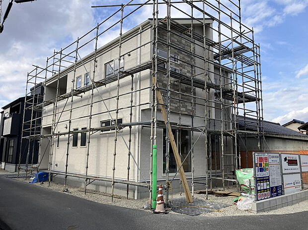 【【外観写真/2号棟】】天候に左右されにくいインナーバルコニー付き◎洗濯物干しや寛ぎスペースとしても活用可能です。折上天井や造作ニッチ、スマートサニタリー（洗面）など、デザイン性の高さも魅力です。