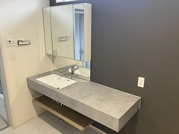 【【浴室/同仕様】】清掃のしやすさや快適性を重視したバスルーム。高断熱浴槽・暖房換気乾燥機・楽すてヘアキャッチャーなど、便利で機能的な設備を搭載しています。